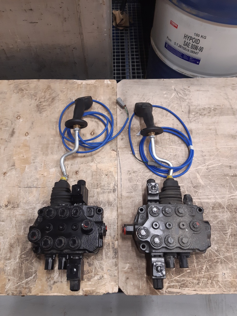 DIRECTIONAL VALVE, SDM100/3 + SDM100/3 with 24V coils, 2 LEVER ON/OFF, WITH ELECTRICS